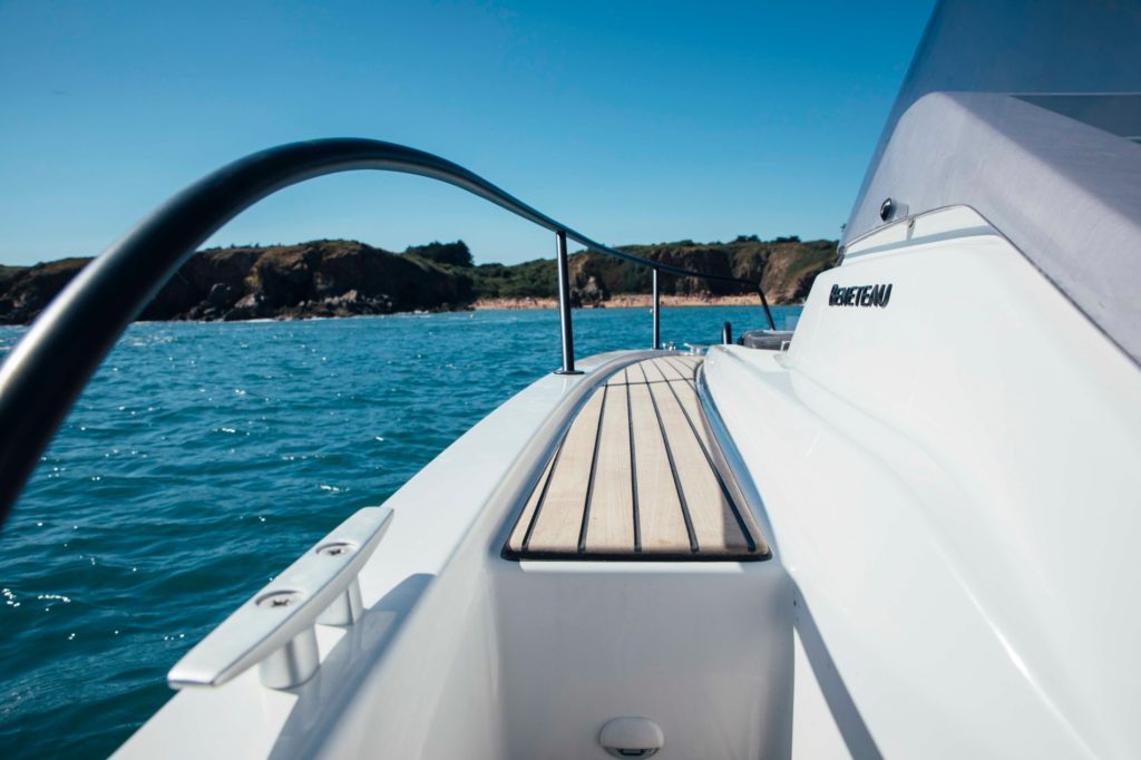 Reling mit Handläufen auf der Beneteau Flyer 8 Sundeck