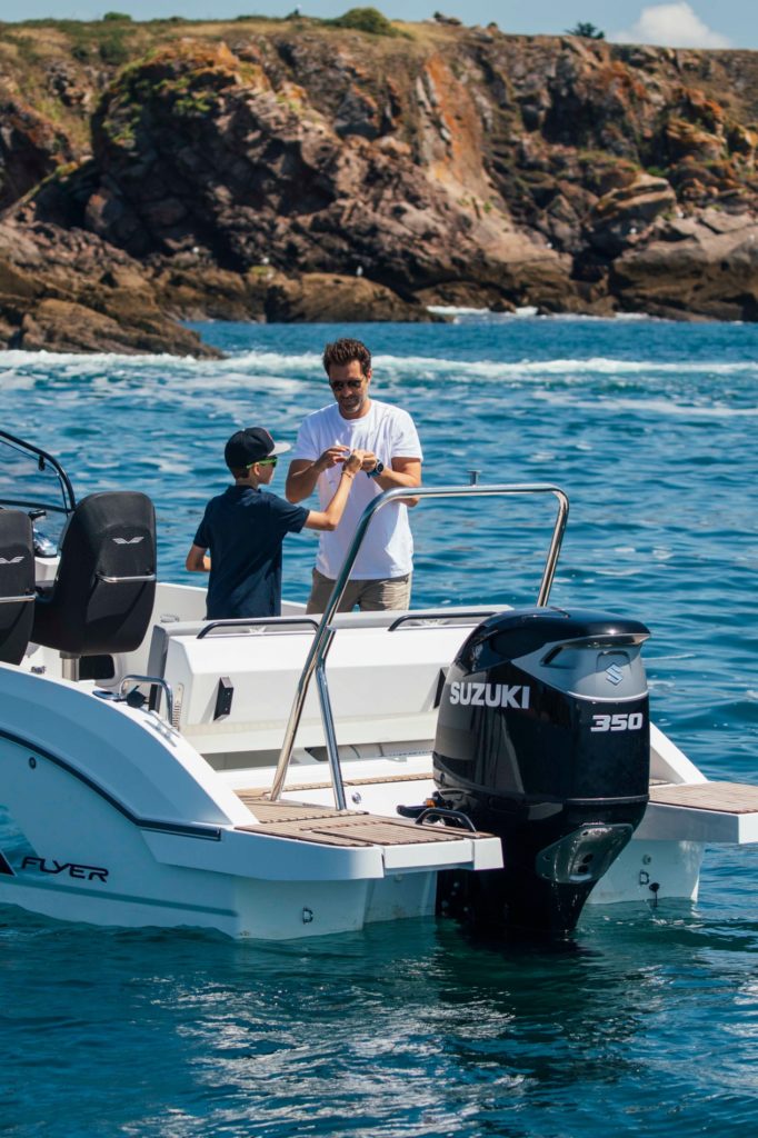 Mann mit Sohn an Bord der Beneteau Flyer 8 Sundeck