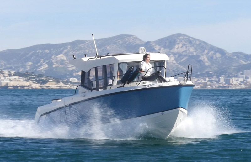 Frau steht an Reling der Quicksilver 805 Pilothouse