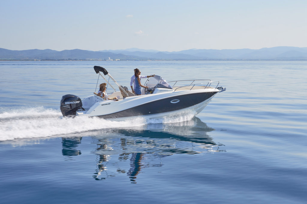 Quicksilver activ 675 Sundeck von der Seite