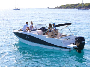 Am Lager: Vorführboot QUICKSILVER ACTIV 755 SUNDECK 22/218087 + MERCURY 300 V8 VERADO