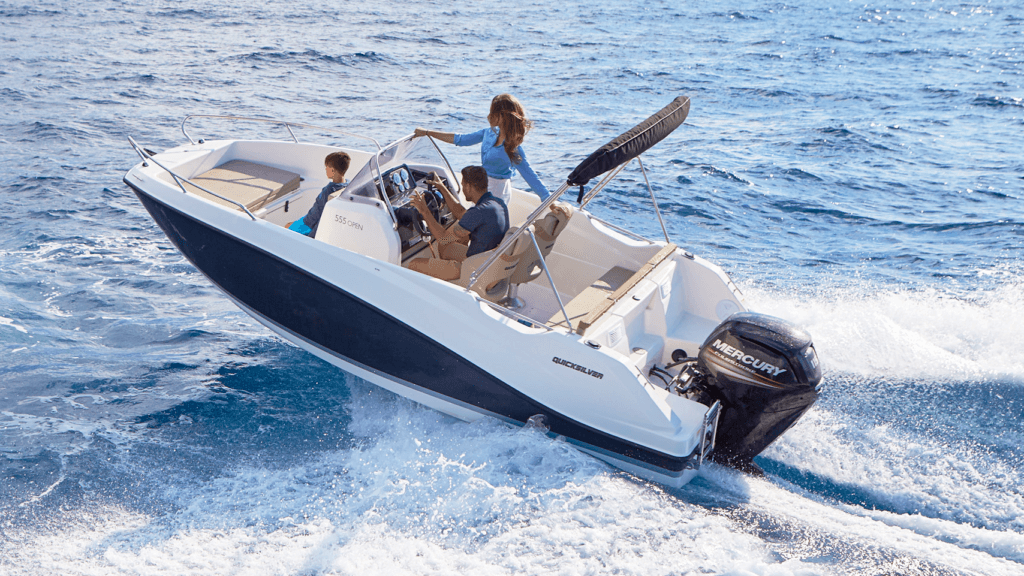 Eltern mit Sohn cruisen mit Motorboot auf dem Wasser