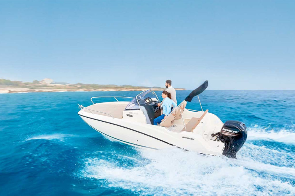 Quicksilver Activ 605 Sundeck mit 2 Personen cruist auf Küste zu