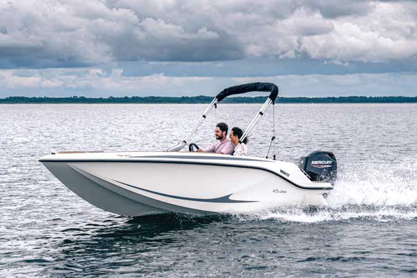 Mann und Frau in der Quicksilver 475 AXESS