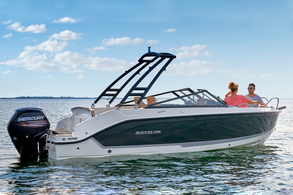 Mann und Frau sitzen auf der QUICKSILVER ACTIV 605 BOWRIDER