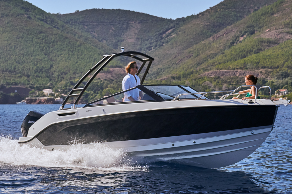 Mann und Frau auf der Quicksilver Activ 675 Bowrider