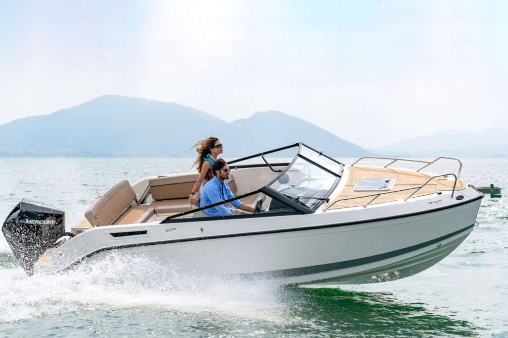 Mann und Frau fahren mit der Quicksilver activ 675 Cruiser auf dem Wasser