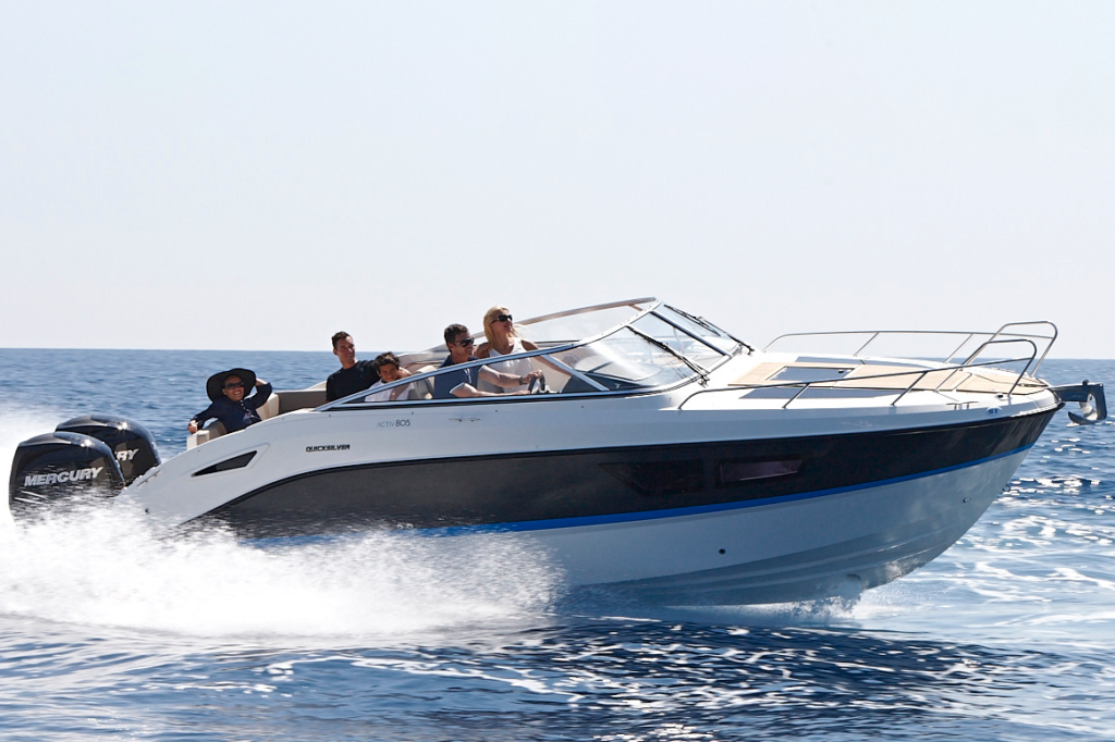 Quicksilver 805 Cruiser mit 5 Personen an Bord