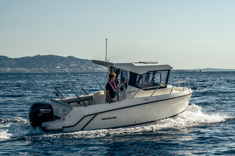 Quicksilver 625 Pilothouse Mann steht in der Tür