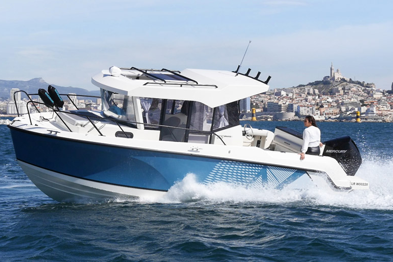 Quicksilver 805 Pilothouse fährt entlang der Küste