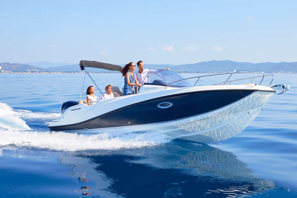 Quicksilver activ 675 Sundeck mit 4 Personen von der Seite