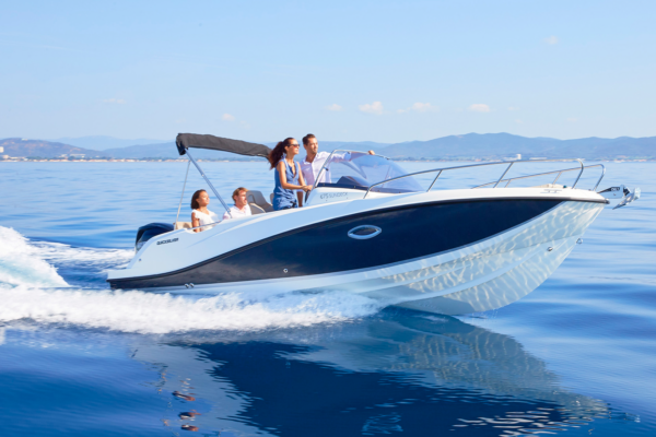 Quicksilver activ 675 Sundeck mit 4 Personen von der Seite