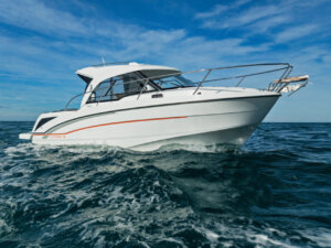 Am Lager: BENETEAU ANTARES 8 OB V2 Modell Cruising & Suzuki DF250 APX