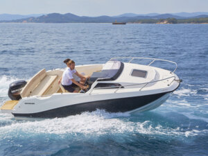 Im Vorlauf: QUICKSILVER ACTIV 555 CABIN 21/130109 + MERCURY F100