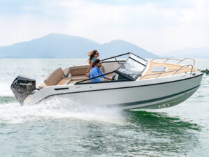 Am Lager: QUICKSILVER ACTIV 675 CRUISER 21/130529 + MERCURY 225 V6 inkl. Trailer