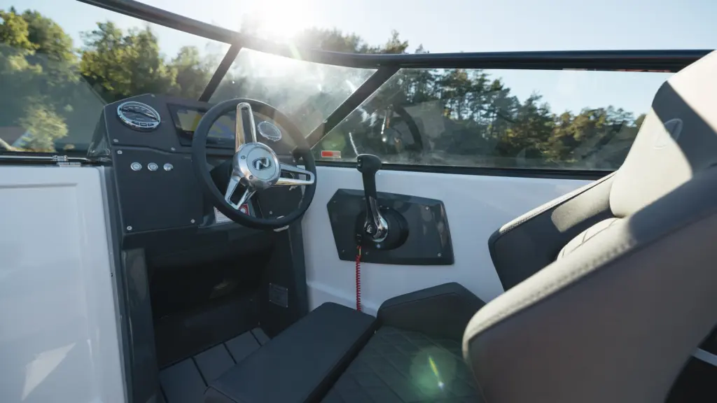 Mühelose Kontrolle Mit einem durchdachten Cockpit, das auf optimale Funktionalität und Benutzerfreundlichkeit ausgelegt ist, können Sie sich auf das Wesentliche konzentrieren: das offene Wasser und den Nervenkitzel der Fahrt.