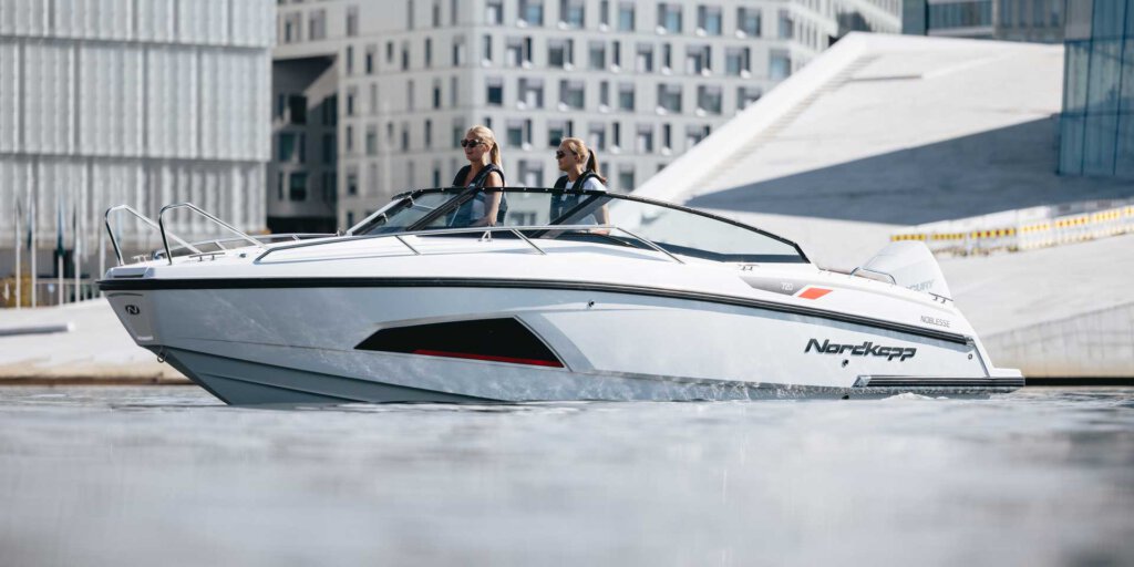 Nordkapp Noblesse 720 mit 2 Frauen an Bord von der Seite