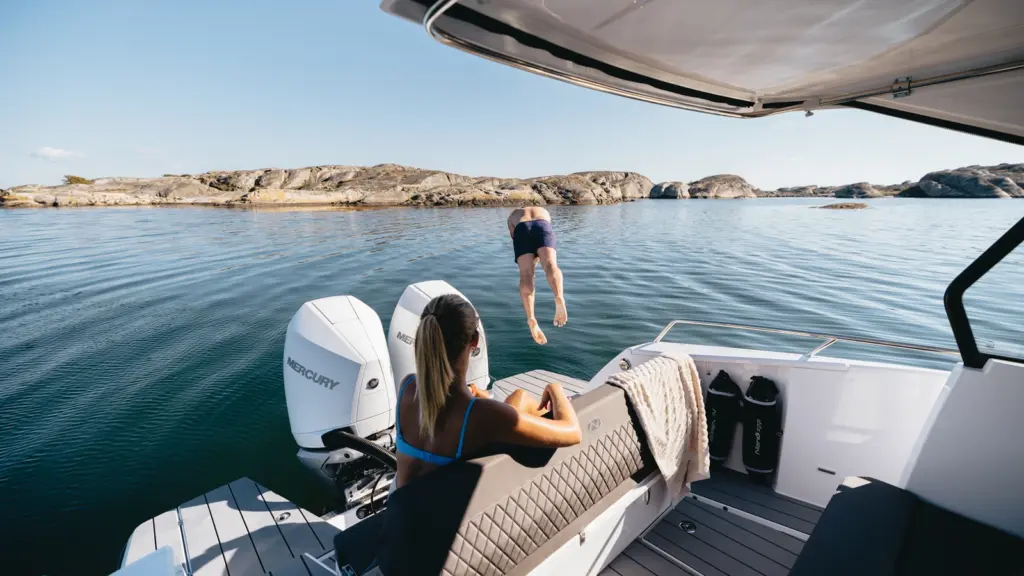 Mann und Frau auf Badeplattform der Nordkapp Coupe 905