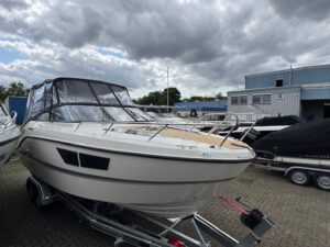 Quicksilver 805 Cruiser + Mercury V300XL V8 Verado in weiß, inkl. Trailer